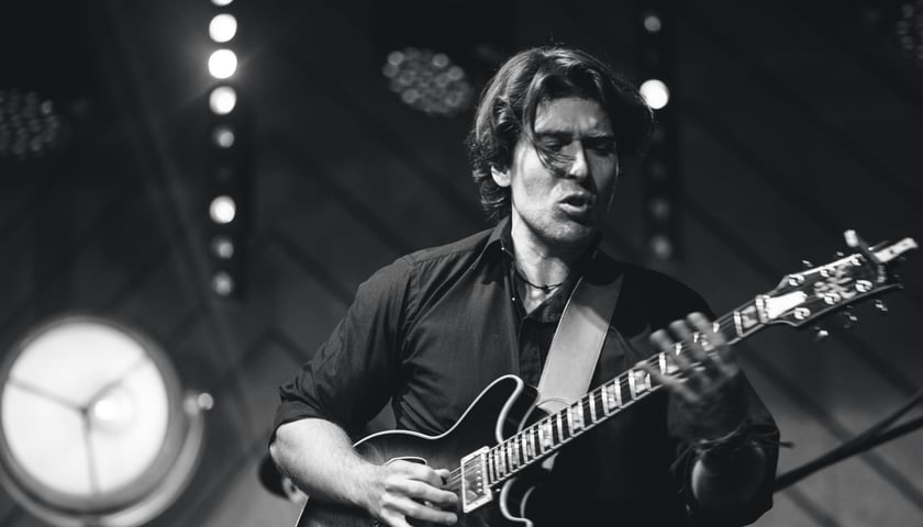 Michał Sołtan z gitarą na scenie