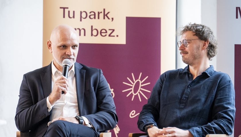 <p>Grzegorz Tomaszewski i Maciej Bujko, konferencja prasowa w budynku po kotłowni przy ul. Kolejowej, 31 sierpnia 2026</p>