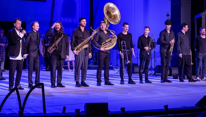 Powiększ obraz: W spektaklu zagrali: Mateusz Pospieszalski (saksofon), Piotr Wróbel (suzafon, tuba), Grzegorz Pałka (puzon), Bartek Łupiński (puzon), Piotr Chęcki (saksofon tenorowy), Oskar Torok (trąbka), Marek Pospieszalski (saksofon tenorowy), Grzegorz Tarwid (instrumenty klawiszowe), Michał Bryndal (perkusja), Tomek Dąbrowski (trąbka)