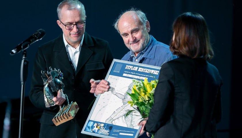 Powiększ obraz: Wojciech Kościelniak składa Dyplom Mistrzowski Kapituły Nagrody Bardiniego dla Marii Peszek na ręce jej słynnego taty