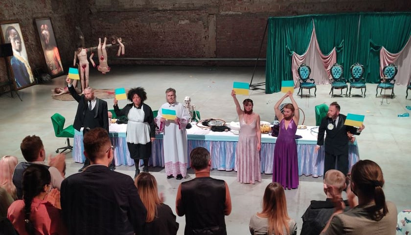 Pokaz specjalny „Planety małp” – aktorzy Teatru Polskiego w Podziemiu w geście solidarności z ogarnięta wojną Ukrainą