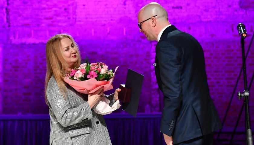 Powiększ obraz: Halina Rasiakówna odbiera zasłużony medal