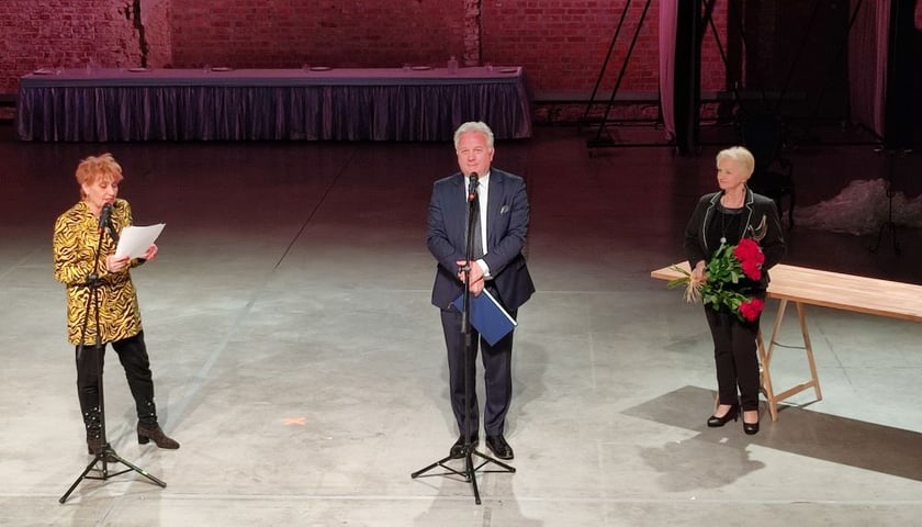 Zarząd wrocławskiego ZASP-u: Wanda Ziembicka-Has ? wiceprzewodnicząca, prof. Tadeusz Płonka ? przewodniczący, i Maria Kijak-Rakowska ? skarbnik