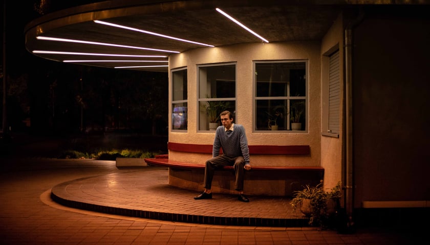 Zdjęcie z inspirowanego malarstwem Edwarda Hoppera cyklu „City at night”, zrobione przez Nicole Waligórską przy kawiarni WUWA we Wrocławiu