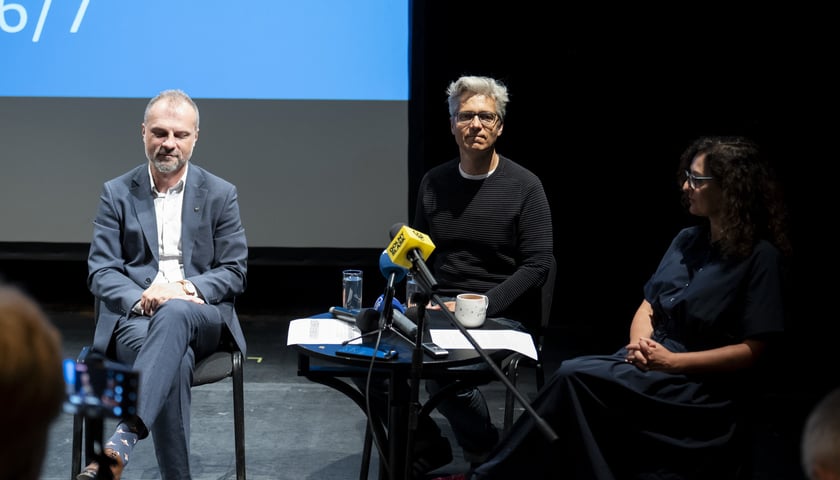 Jarosław Rabczenko, Michał Zadara i Izabela Duchnowska na konferencji zapowiadającej seozn 2026/7 w Teatrze Polskim, 2 września 2026 roku