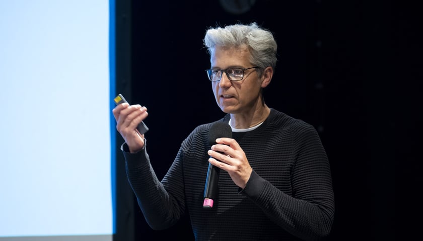 Michał Zadara na konferencji zapowiadającej seozn 2026/7 w Teatrze Polskim, 2 września 2026 roku