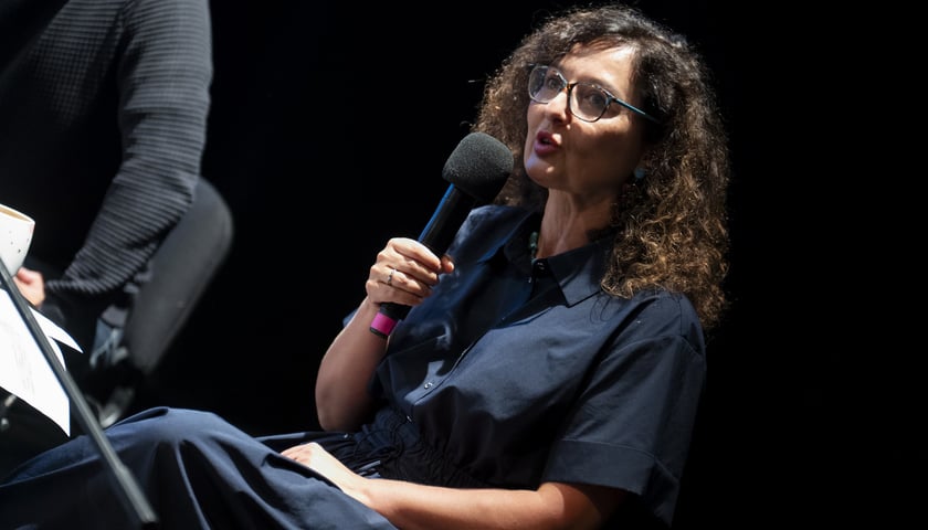 Izabela Duchnowska (zastępczyni dyrektora ds. operacyjnych) na konferencji zapowiadającej seozn 2026/7 w Teatrze Polskim, 2 września 2026 roku
