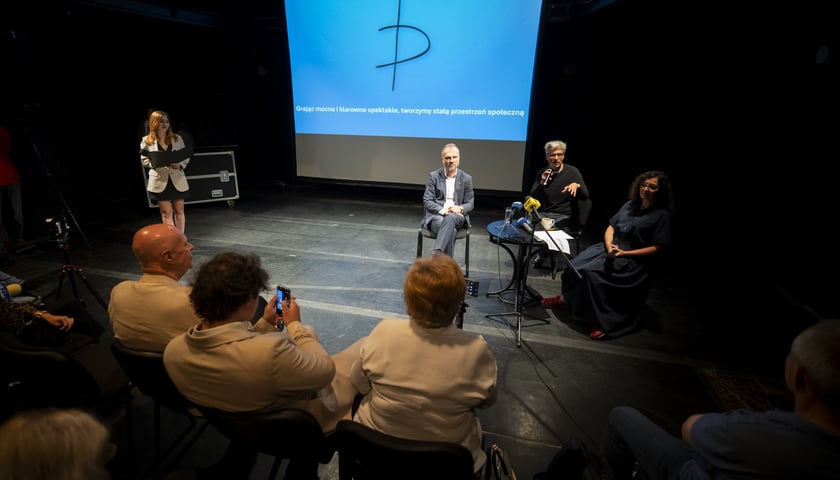 Jarosław Rabczenko, Michał Zadara i Izabela Duchnowska na konferencji zapowiadającej seozn 2026/7 w Teatrze Polskim, 2 września 2026 roku