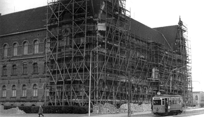 Budynek Muzeum Narodowego. W latach 1960-1970 trwały w nim różne prace budowlane
