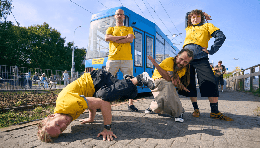 Na zdjęciu tancerze wrocławscy podczas performansu na przystanku FAT 