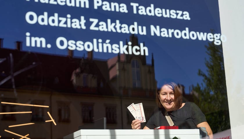 <p>Pani Danuta z wejści&oacute;wkami na spotkanie z Olgą Tokarczuk odebranymi w Muzeum Pana Tadeusza</p>