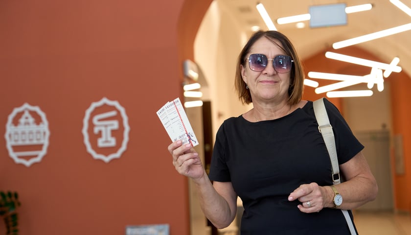 <p>Pani Danuta z wejści&oacute;wkami na spotkanie z Olgą Tokarczuk odebranymi w Muzeum Pana Tadeusza</p>