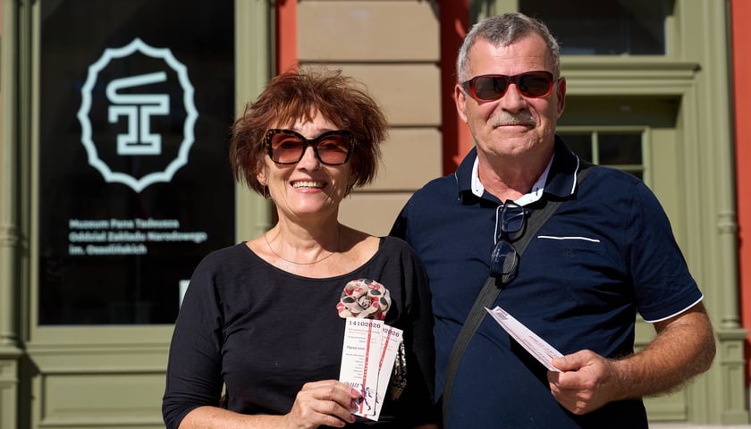 <p>Pani Ewa i Pan Tomasz z wejści&oacute;wkami na spotkanie z Olgą Tokarczuk przed Muzeum Pana Tadeusza</p>
