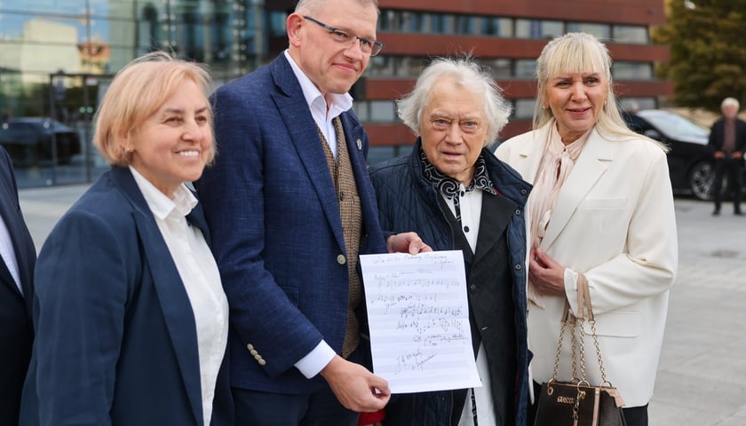 Uroczystość odsłonięcia tablicy Maestra Jerzego Maksymiuka przed Narodowym Forum Muzyki&nbsp;