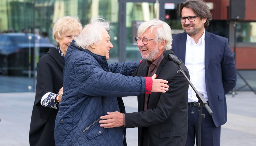 <p>Uroczystość odsłonięcia tablicy Maestra Jerzego Maksymiuka przed Narodowym Forum Muzyki&nbsp;</p>