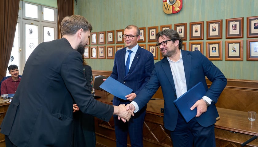 <p>Wręczenie dyplom&oacute;w laureatom programu &bdquo;Wrocławskie Wydawnictwa Muzyczne&rdquo;</p>