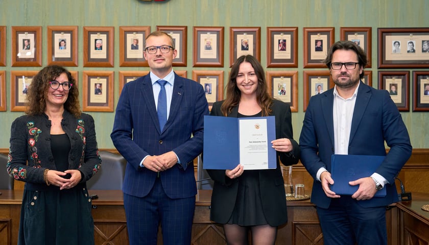 <p>Wręczenie dyplom&oacute;w laureatom programu &bdquo;Wrocławskie Wydawnictwa Muzyczne&rdquo;</p>