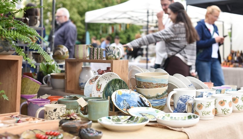 Targi rękodzieła na Placu Solnym, zdjęcie archiwalne, ilustracyjne. Na zdjęciu stoisko z ceramiką.