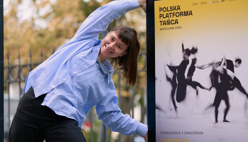 Na zdjęciu tancerka i choreografka wrocławska Natalia Drozd przed wejściem do Piekarni Żywej Kultury