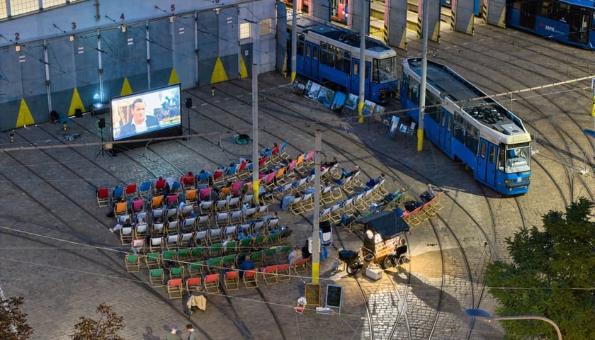 Kino pod chmurką w zajezdni Ołbin, widok z drona. Wrocław, 18.09.2026