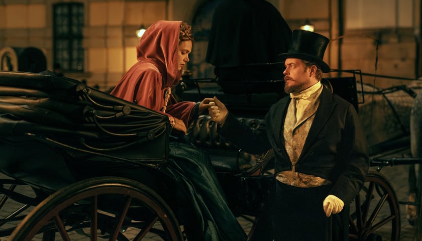 <p>Sandra Drzymalska (Izabela Łęcka) i Tomasz Schuchardt (Wokulski). Zdjęcia z planu serialu "Lalka" Netflixa</p>