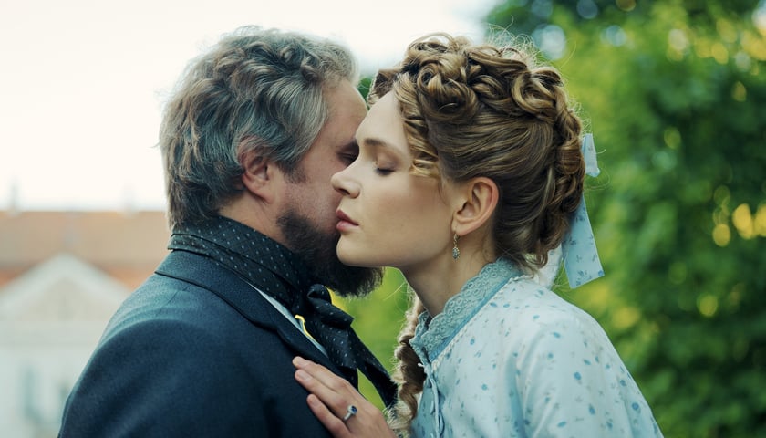 Kadr z serialu „Lalka” Netflixa. Na zdjęciu aktorzy Sandra Drzymalska (Izabela Łęcka) i Tomasz Schuchardt (Wokulski) w uścisku.