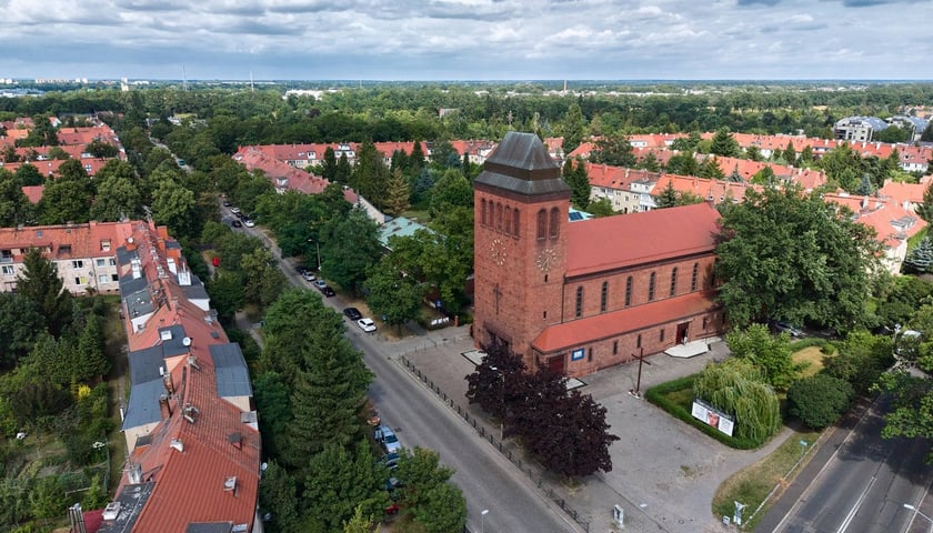 <p>Kości&oacute;ł Świętej Rodziny na Sępolnie, widok z drona.</p>