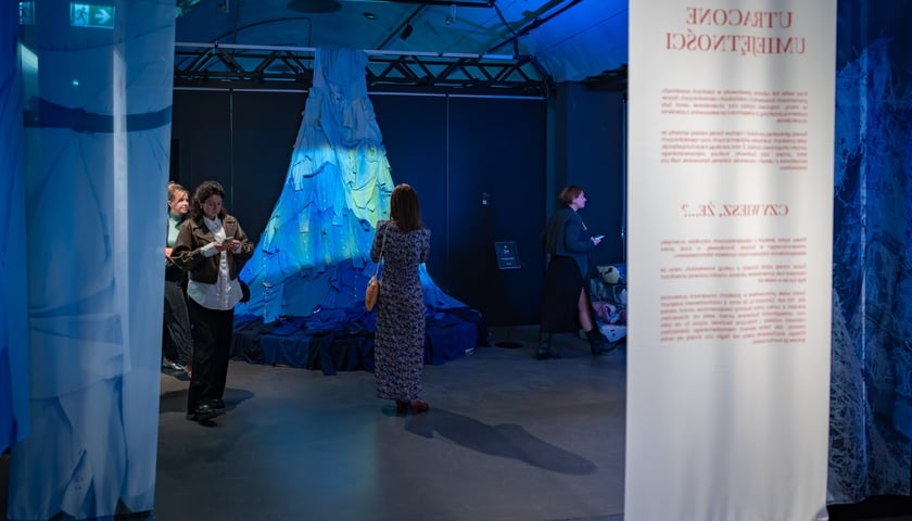 <p>Otwarcie wystawy "woda a moda", przygotowanej przez Fundację Play Sustain w Hydropolis. Wrocław, 22.09.2026</p>