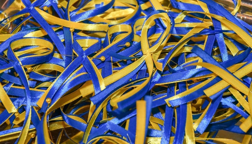 wstążeczki w ukraińskich kolorach, niebiesko-żółte
