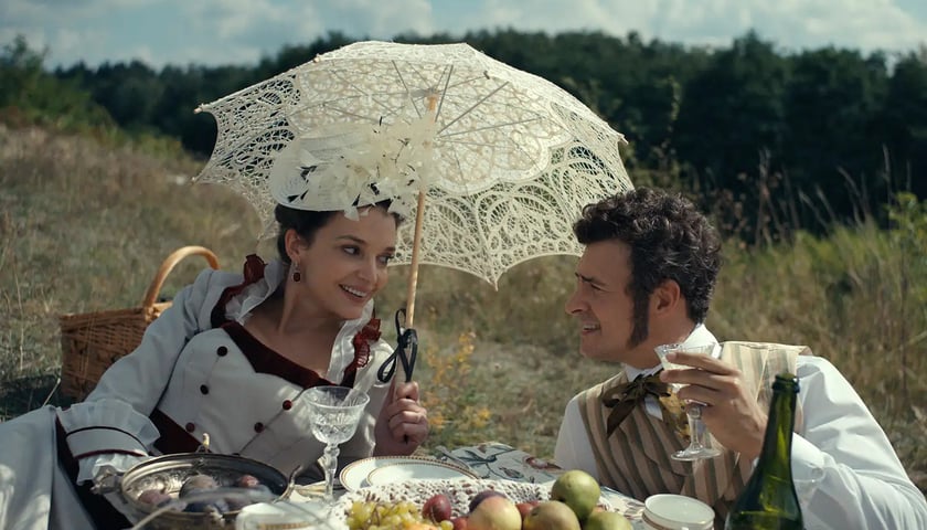 <p>Maria Dębska jako Kazimiera Wąsowska i Mateusz Damięcki jako Kazimierz Starski</p>