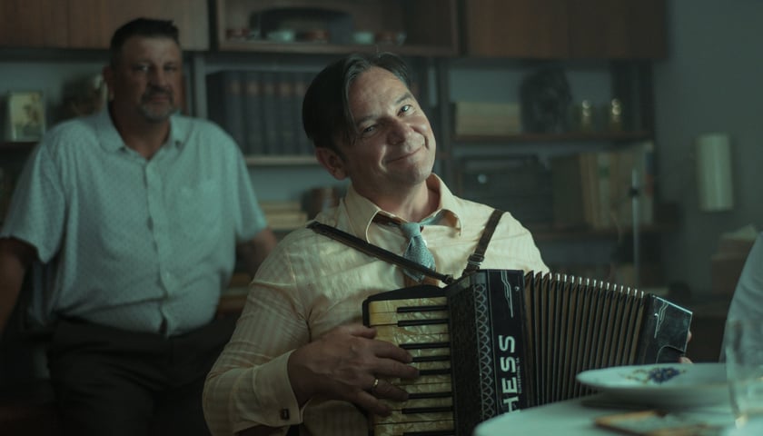 Kadr z filmu „Mniej obcy”