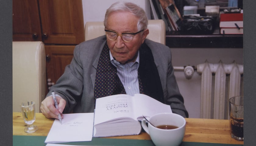 <p>Tadeusz R&oacute;żewicz w obiektywie Janusza Stankiewicza</p>
