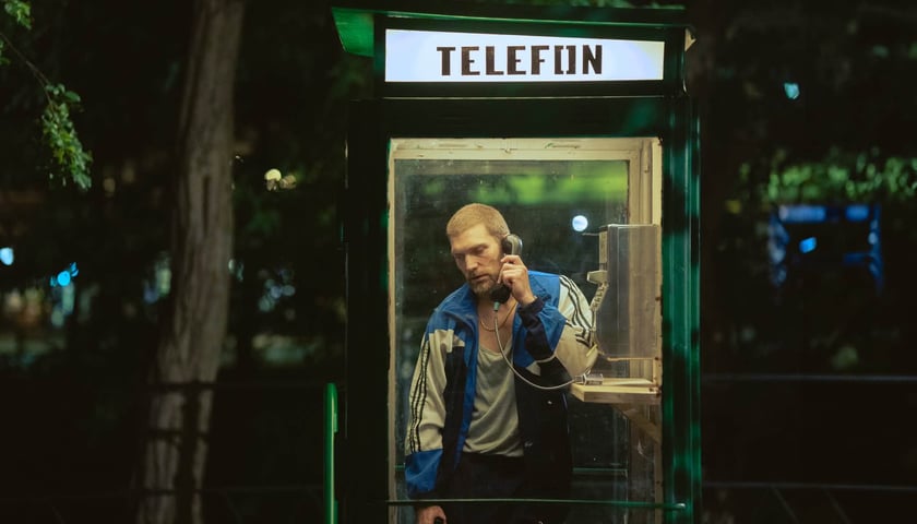 Aktor Piotr Witkowski na planie serialu „Zwierzak”