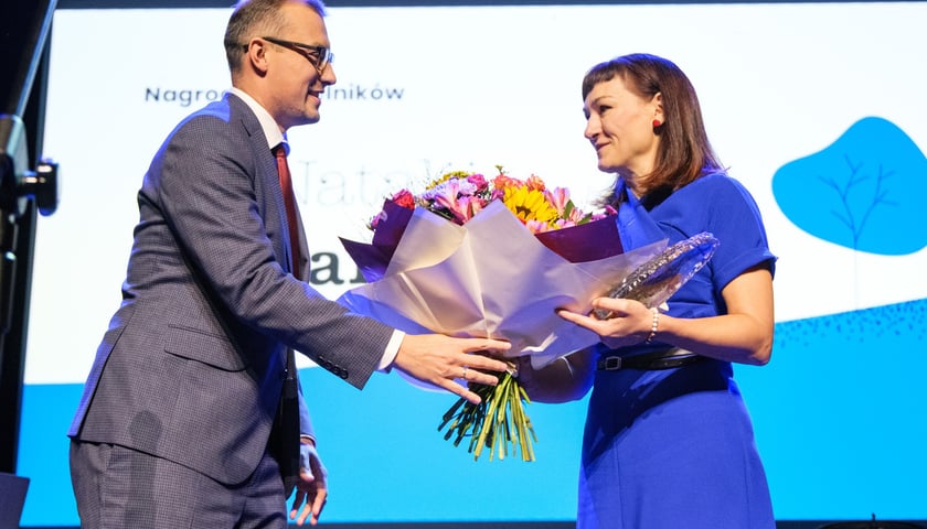 <p>Kateřina Tučkov&aacute;, autorka powieści &bdquo;B&iacute;l&aacute; Voda&rdquo;, laureatka Angelusa odbiera kwiaty od wiceprezydenta Wrocławia Mateusza Żaka. Gala Angelusa 2026 w Centrum Impart.</p>