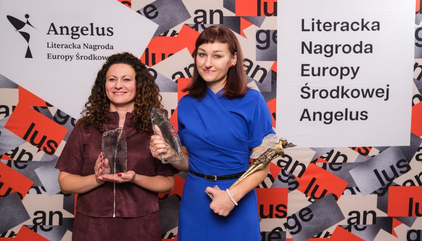 <p>Z prawej Kateřina Tučková, laureatka Angelusa, z lewej tłumaczka jej książki - Julia Różewicz podczas gali na scenie Impartu. </p>