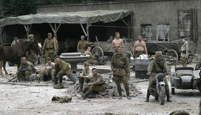 Hala Stulecia pojawiła się w 2 odcinku serialu "1983"