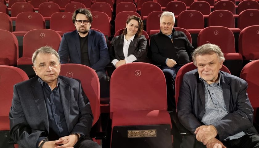 Od lewej: Waldemar Krzystek ? reżyser i przyjaciel S. Chęcińskiego, Jarosław Perduta ? dyrektor DCF, Joanna Hrisulidu ? scenografka i autorka projektu tabliczki,  Michał Hrisulidis ? artysta plastyk, Rafał Bubnicki ? wicedyrektor DCF