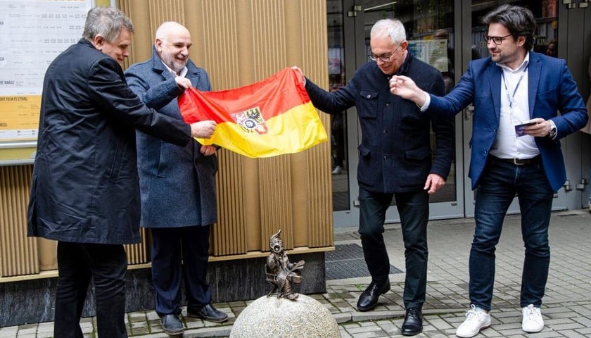 Powiększ obraz: Moment odsłonięcia figurki, którego dokonali (od lewej): Rafał Bubnicki ? wicedyrektor DCF, Igor Chęciński ? syn reżysera, Jerzy Pietraszek ? dyrektor Wydziału Kultury UM Wrocławia i Jarosław Perduta ? dyrektor DCF