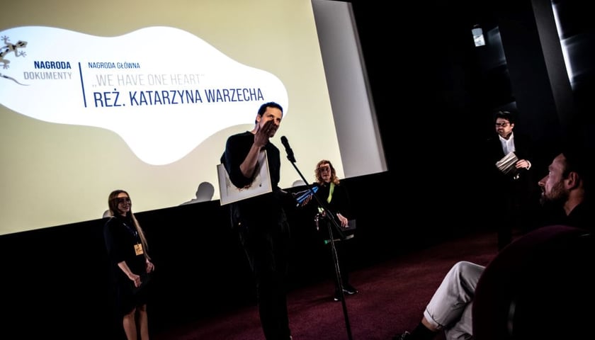 Powiększ obraz: Nagrodę w imieniu reżyserki odebrał autor animacji w filmie Marcin Podolec ? również laureat wyróżnienia za swój film pt. ?Insekt?