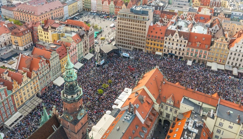 Gitarowy Rekord Świata we Wrocławiu pobity 2022, zdjęcia Rynku z drona