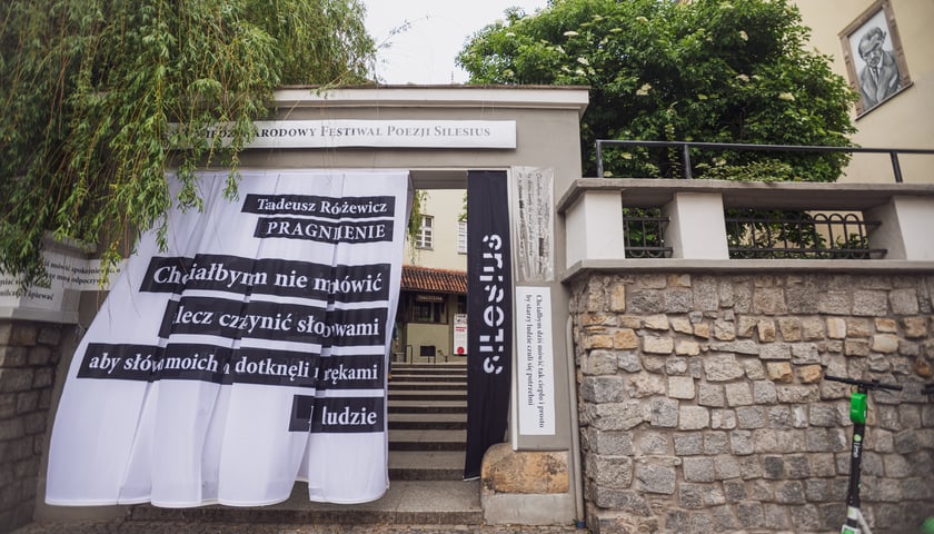 Słynna festiwalowa zasłona z wiersza
