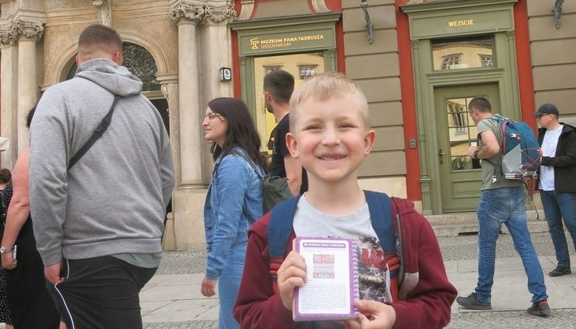 Borys przed Muzeum Pana Tadeusza