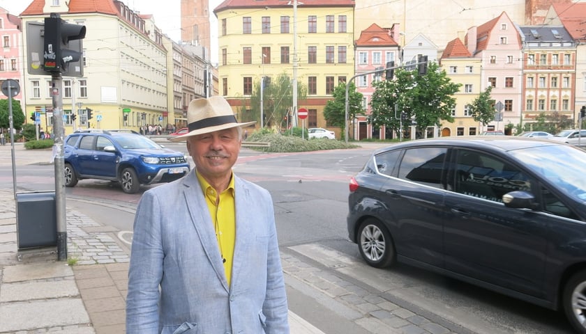 Powiększ obraz: Prof. Kazimierz Pawlak w drodze na wernisaż w 66P