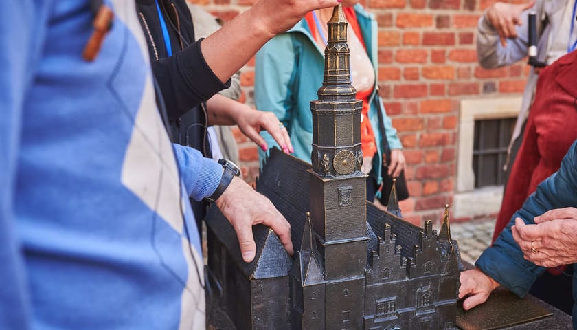 Dzięki miniaturom niewidomi mogą poznać detale architektoniczne zabytków, na zdjęciu miniatura wrocławskiego ratusza
