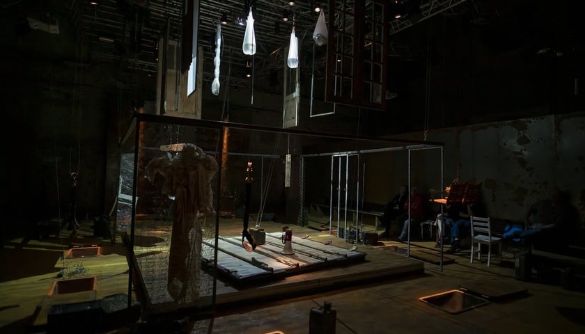 Scena w instalacji ?Medee/Mojry? w Piekarni