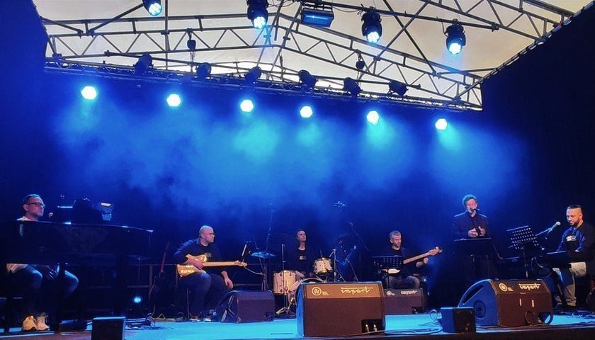 Narrator koncertu Leszek Zduń i towarzyszący wykonawcom muzycy: Bartłomiej Abramowicz (piano); Grzegorz Bukowski (syntezatory); Szymon Chudy (gitary); Mateusz Dwornik (bas), Radosław Pilarz (perkusja)