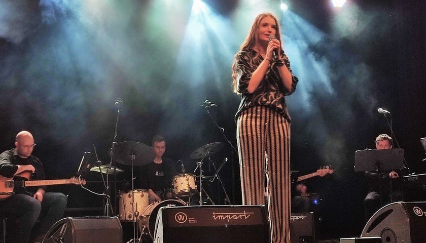 Prowadzi fundację, Teatr Piosenki, popularyzuje twórczość swojego męża ? Agata Klimczak-Kołakowska