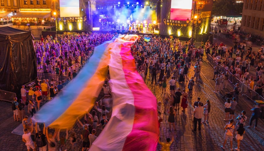 Sobota, 25 czerwca, koncert Kozak System i akcja rozwijania flag Polski i Ukrainy