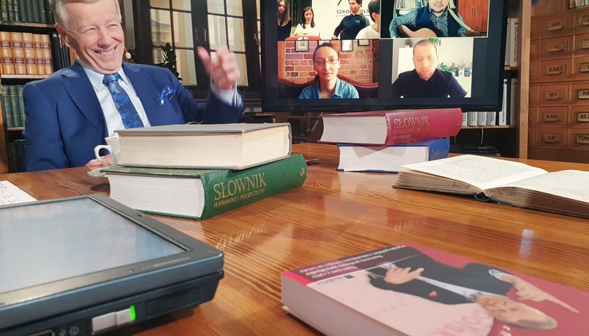Profesor Jan Miodek na planie programu "Słownik polsko@polski", który jest nagrywany we Wrocławiu