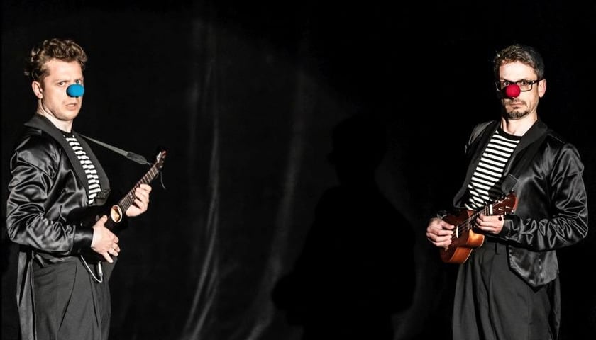 "Kulka" to najnowsza premiera we Wrocławskim Teatrze Lalek. Na zdjęciu - od lewej - Grzegorz Mazoń i Radosław Kasiukiewicz